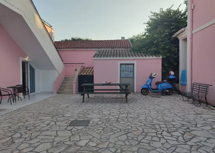 Roxanne Mini Suite With Yard